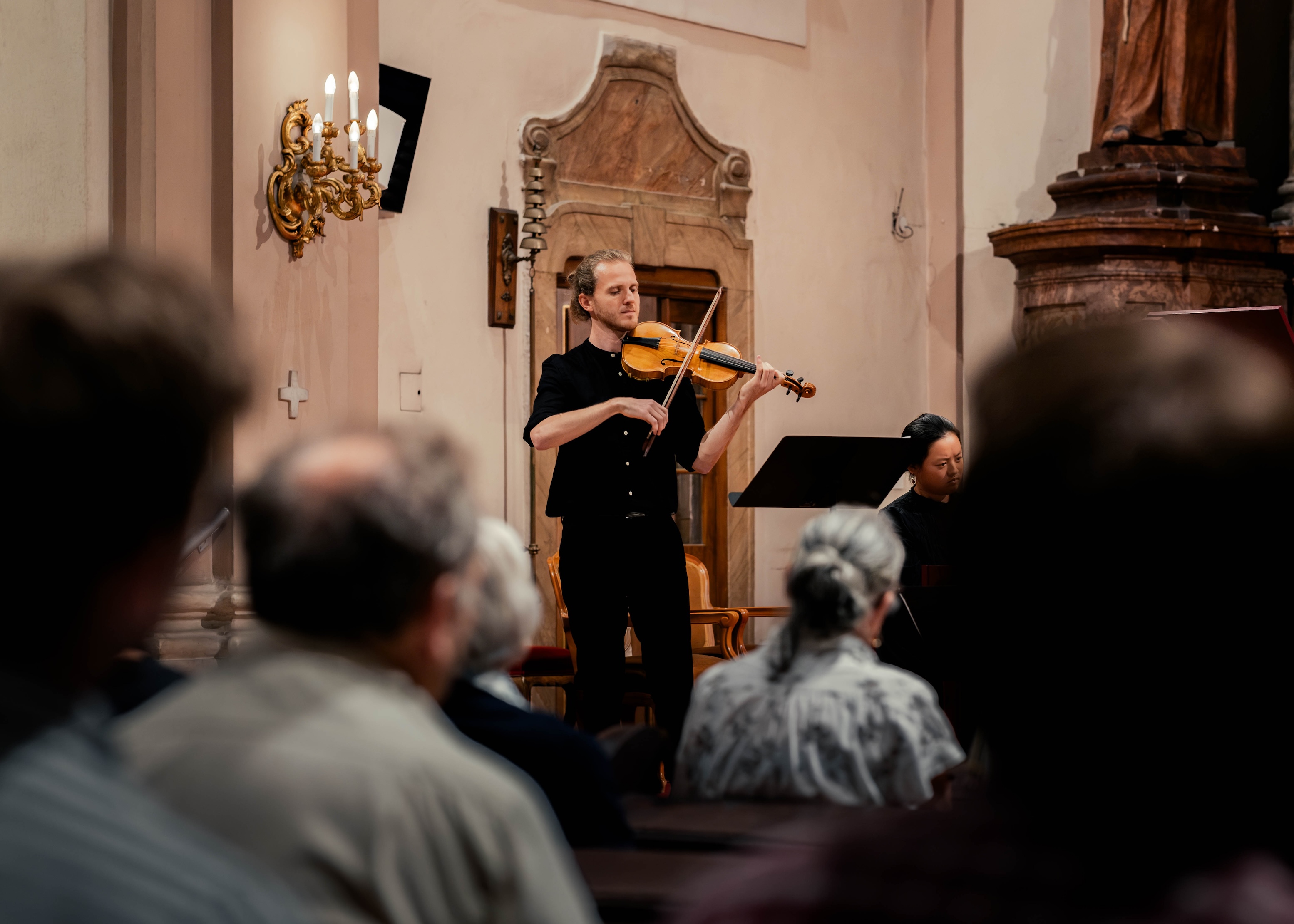violinist playing at baroque concert